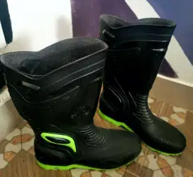 Dijual sepatu boot karet