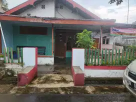 Rumah Dekat Alun Alun Pinggir Jalan