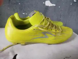 Sepatu bola lightspeed