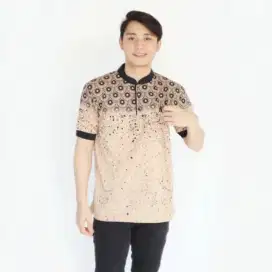 Kaos kerah pria lengan pendek motif batik