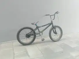 Bmx GT lama di taroin jual cepet ajaa ..