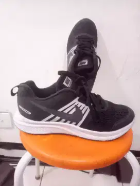sepatu runing nike size 43