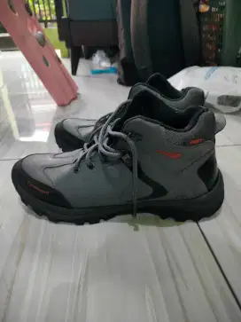 Sepatu Outdoor Pria