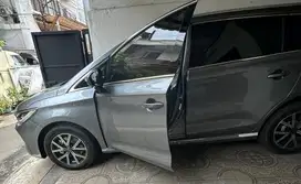 Cari supir pribadi, mobil listrik