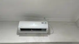 AC Midea 1/2 PK pemakaian 4 bulan