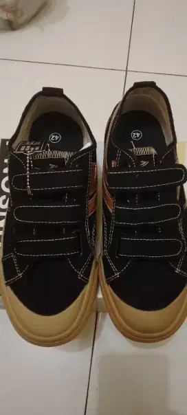 Sepatu Johnson uk 42