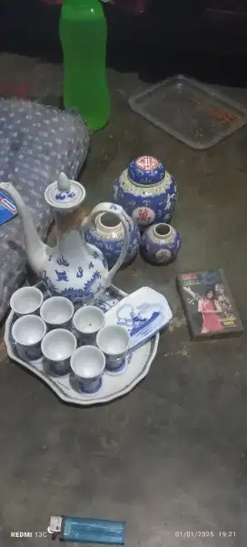 Teko dan guci pajangan