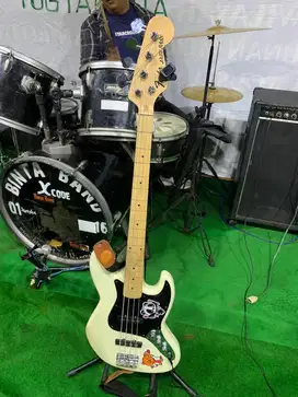 Gitar Bass Elektrik Model Fender Jazz bass 4 senar