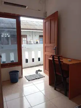 KOST KEBAYORAN BARU AC 1,9jt Kipas 1,5jt Kamar mandi dalam 400m ke MRT