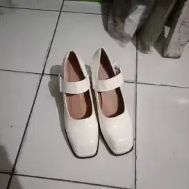 Sepatu block Heels putih size 40