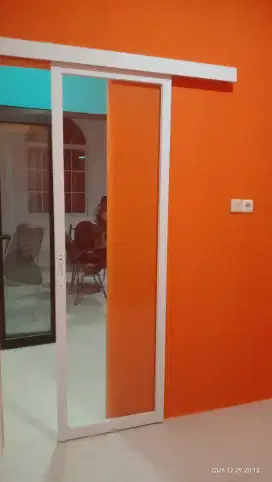 Pemasangan partisi dan pintu kaca