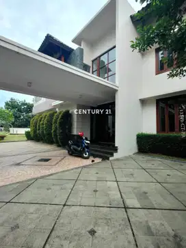Disewa Rumah Mewah Taman Luas Dalam Komplek Dekat Ke Senayan