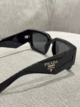 Dijual: Kacamata Hitam Wanita Prada Original