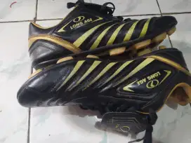 Sepatu sepak bola merk Long Age