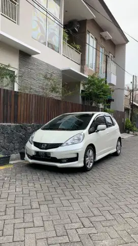 Jazz rs 2011 matic putih / Jazz E RS matic tahun 2011 putih