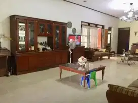 Rumah Lama Dengan Halaman Luas Masih Layak Huni