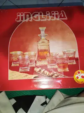 Gelas dan teko whiskey