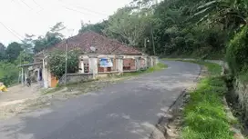 dijual lahan + 3 bangunan dipinggir jalan