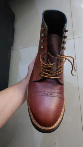 Sepatu boots kulit pria