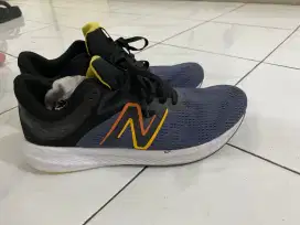 SEPATU RUNNING NB