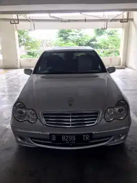 Mercedes Benz C240 tahun 2005 warna silver, kondisi pristine