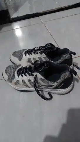 Sepatu badminton lining ultra max