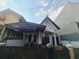 Di sewakan rumah dalam komplek dekat UI dan Pancasila