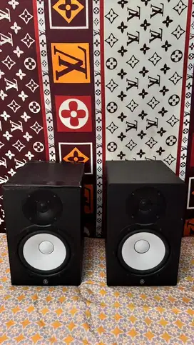 Speaker Yamaha HS 8 Warna Hitam