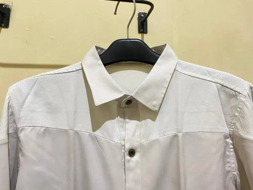Kemeja lengan panjang warna putih tulang