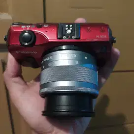 Mirrorless Canon Eos M merah