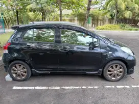 Toyota yaris E hitam 2010