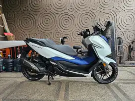 Honda forza 250 biru putih