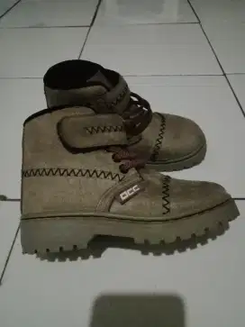 Sepatu boots anak