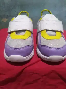 Sepatu lampu anak perempuan merk Crocodille