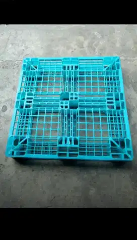 Pallet plastik bekas dan pallet plastik baru