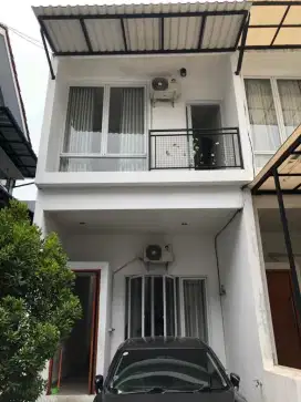 Disewakan rumah 2 Lantai, 2 Bedroom lokasi strategis dekat pintu Toll