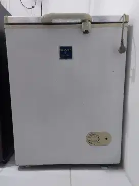 Dijual Freezer Sharp 1000 L kondisi normal