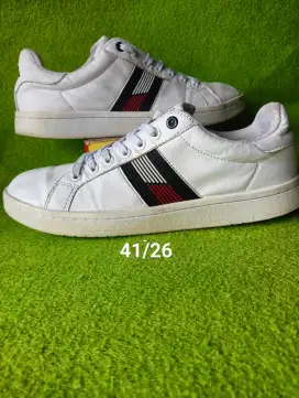 Sepatu putih ukuran 41