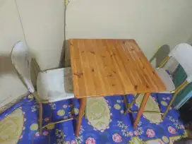 Meja makan kayu