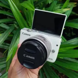 Canon EOS M10 Mirrorless Camera (Second)