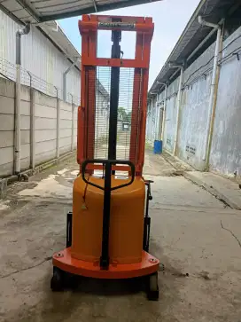 Electric stacker DALTON