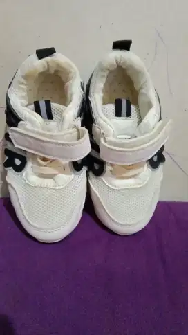 Dijual sepatu anak