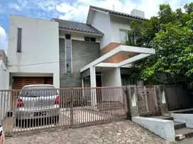 Rumah Modern Tropis 4+1 KT di Jl Flores Megapolitan Cinere