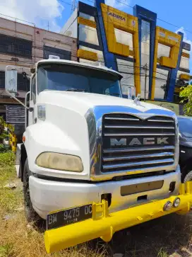 Mack granite oil field truck 2010