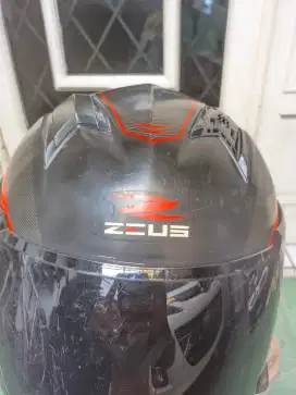 sepasang helm zeus