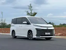 (TDP 5 JUTA) VOXY 2.0 CVT TSS 2022 WHITE (PUTIH) NEGO