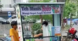 Menjaga stand makanan & minuman