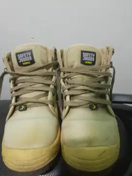 Sepatu safety ukuran 42