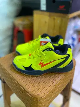 Sepatu badminton anak eagle tipe maxi