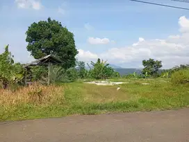 Tanah datar nempel jalan kabupaten view pegunungan lepas udara sejuk